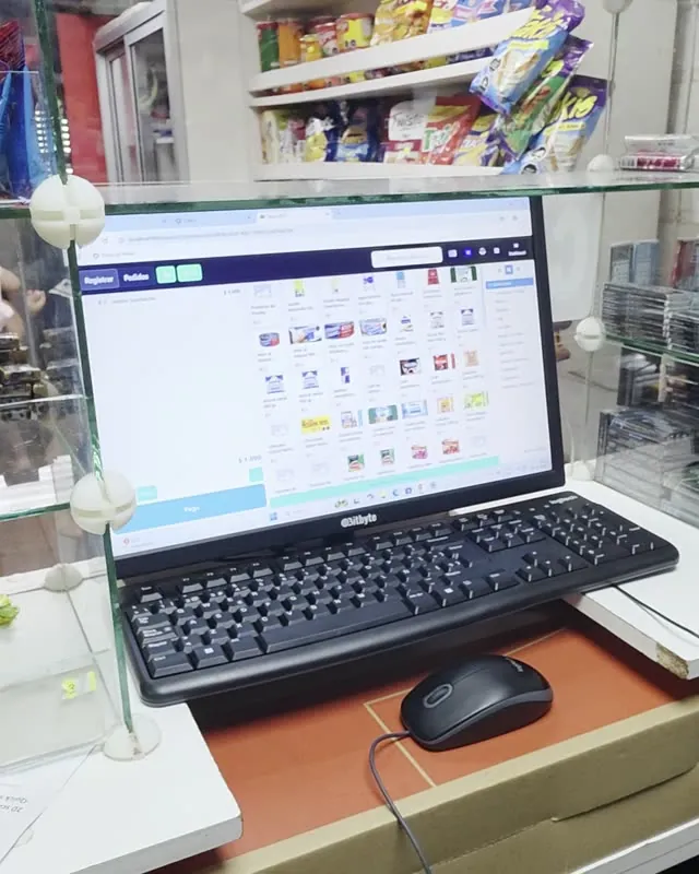 Del cuaderno y la calculadora a una caja que cobra con lector y controla el stock